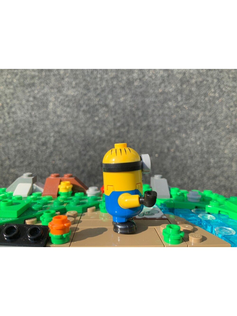 LEGO Minions Stuart mnn005 Minifigure Blue Overalls - Picture 2 of 5